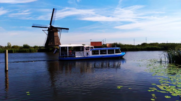 Kinderdijk: Pequeno Barco Turismo que circula pelos canais entre os moinhos