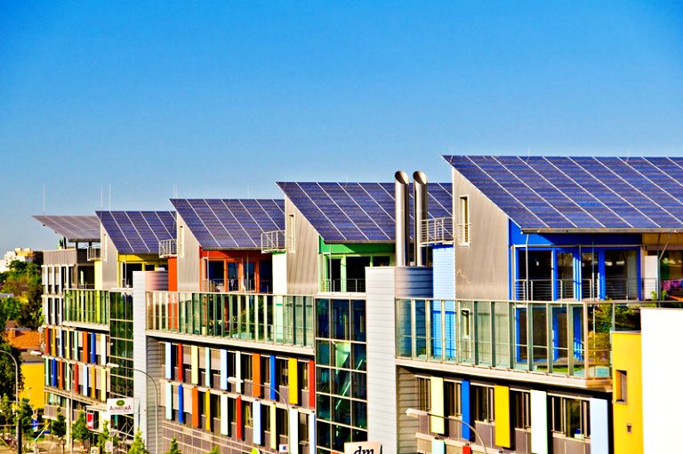 O que fazer em Freiburg, na Alemanha: roteiro de 1 dia no coração da Floresta Negra 73 Green City Freiburg: Casas no distrito de Vauban - © FWTM-Schoenen | O que fazer em Freiburg