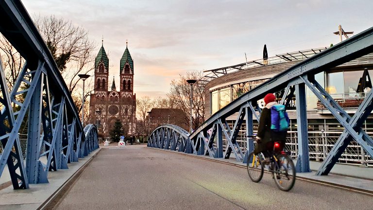 O que fazer em Freiburg, na Alemanha: roteiro de 1 dia no coração da Floresta Negra 2 Ponte Wiwilíbrücke e Igreja do Sagrado Coração (Katholieke Kirche Herz Jesus) ao fundo | O que fazer em Freiburg