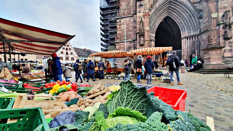 O que fazer em Freiburg, na Alemanha: roteiro de 1 dia no coração da Floresta Negra 22 Münstermarkt | Mercado da Catedral de Freiburg | O que fazer em Freiburg