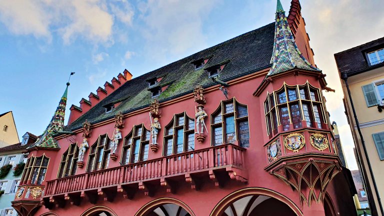 O que fazer em Freiburg, na Alemanha: roteiro de 1 dia no coração da Floresta Negra 20 Historisches Kaufhaus na Münsterplatz | O que fazer em Freiburg