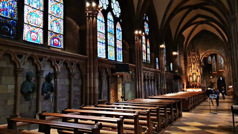 O que fazer em Freiburg, na Alemanha: roteiro de 1 dia no coração da Floresta Negra 32 Interior da Catedral de Freiburg | O que fazer em Freiburg