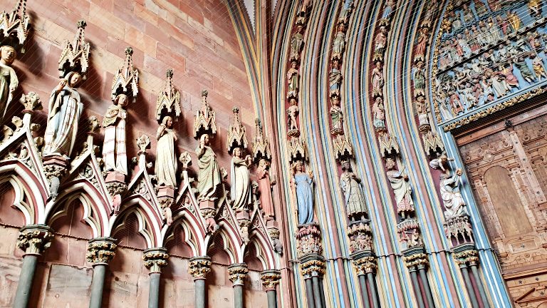 O que fazer em Freiburg, na Alemanha: roteiro de 1 dia no coração da Floresta Negra 35 Interior da Catedral de Freiburg | O que fazer em Freiburg