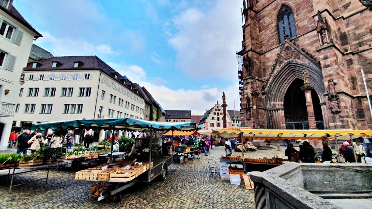 O que fazer em Freiburg, na Alemanha: roteiro de 1 dia no coração da Floresta Negra 23 Münstermarkt | Mercado da Catedral de Freiburg | O que fazer em Freiburg