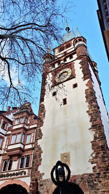 O que fazer em Freiburg, na Alemanha: roteiro de 1 dia no coração da Floresta Negra 38 Martinstor (Martin's Gate) | O que fazer em Freiburg