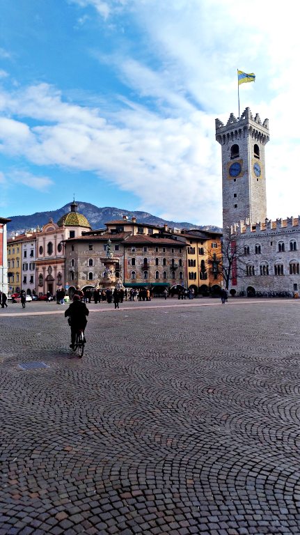 O que fazer em Trento: roteiro de 1 dia na cidade de melhor qualidade de vida da Itália 14 Piazza del Duomo | O que fazer em Trento
