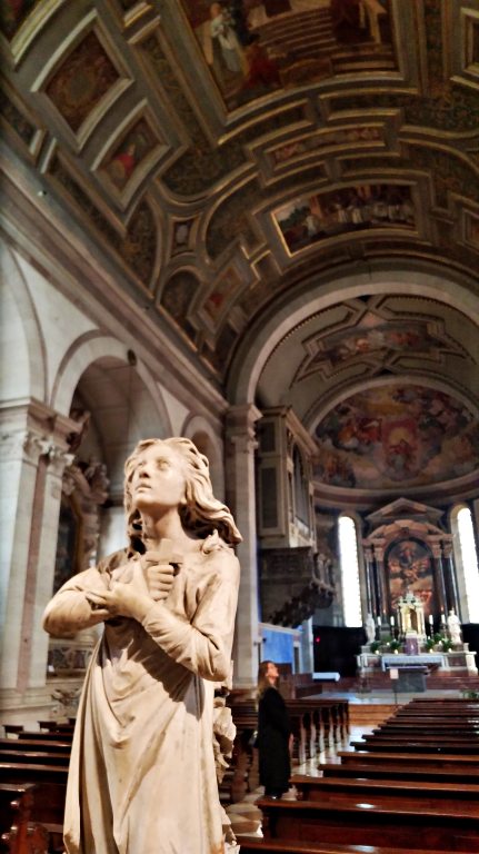 O que fazer em Trento: roteiro de 1 dia na cidade de melhor qualidade de vida da Itália 7 Interior da Chiesa di Santa Maria Maggiore | O que fazer em Trento
