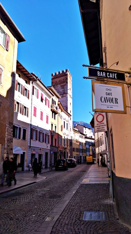 O que fazer em Trento: roteiro de 1 dia na cidade de melhor qualidade de vida da Itália 8 Via Cavour e Torre delle Tromba | o que fazer em Trento