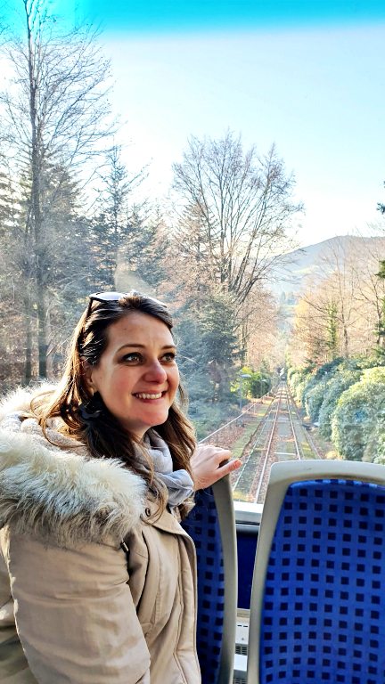 O que fazer em Baden-Baden: roteiro de 1 dia na cidade das águas termais na Alemanha 30 MerkurBergbahn: passeio de funicular até o alto da montanha Merkur | O que fazer em Baden-Baden