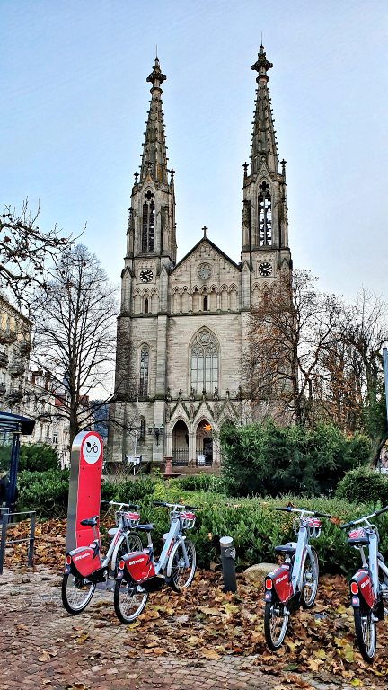 O que fazer em Baden-Baden: roteiro de 1 dia na cidade das águas termais na Alemanha 11 Praça Ludwig-Wilhelm-Platz e Evangelische Stadtkirche Baden-Baden | O que fazer em Baden-Baden
