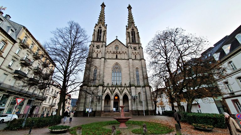 O que fazer em Baden-Baden: roteiro de 1 dia na cidade das águas termais na Alemanha 13 Praça Ludwig-Wilhelm-Platz e Evangelische Stadtkirche Baden-Baden | O que fazer em Baden-Baden
