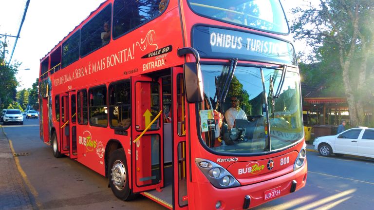 Bustour, o ônibus turismo oficial de Gramado e Canela