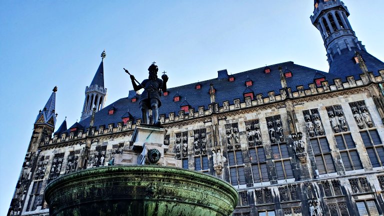 Marktplatz: Rathaus Aachen (a prefeitura) e a Karlsbrunnen (fonte de Carlos Magno)