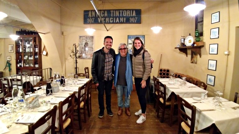 Foto com o Stefano, orgulhoso proprietário do Il Mecenate - Onde comer em Lucca