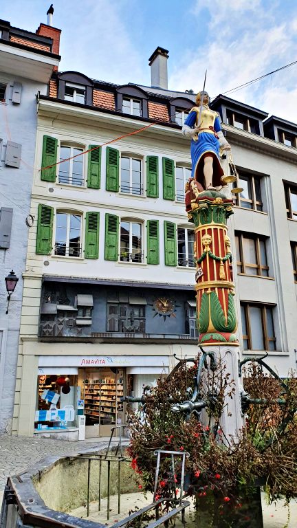 Chafariz mais antigo da cidade e o relógio de parede | O que fazer em Lausanne