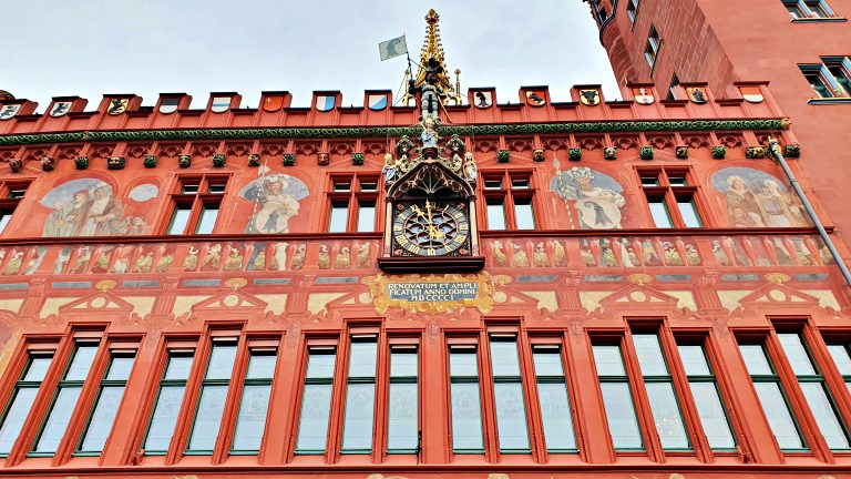 Detalhes da fachada da Rathaus, a Prefeitura de Basel | O que fazer em Basel