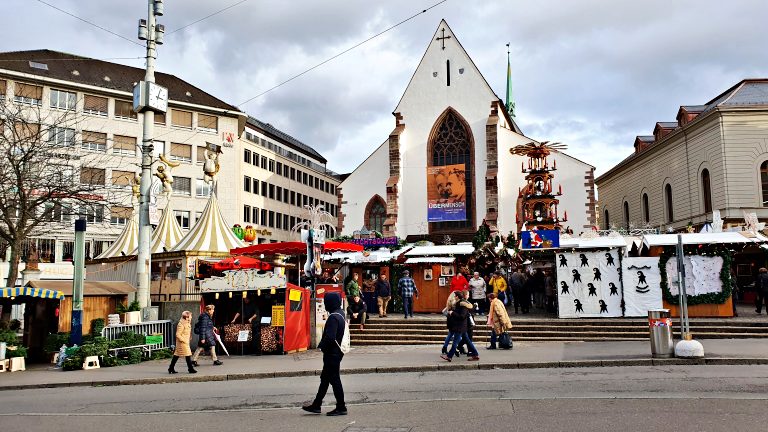 Mercado de Natal de Basel na Barfüsserplatz, em frente a Barfüsserkirche | O que fazer em Basel