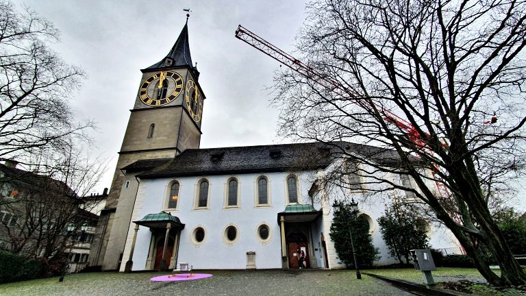 O que fazer em Zurique: roteiro de 2 dias na maior cidade da Suíça 35 Kirche St. Peter: Igreja mais antiga da cidade | O que fazer em Zurique