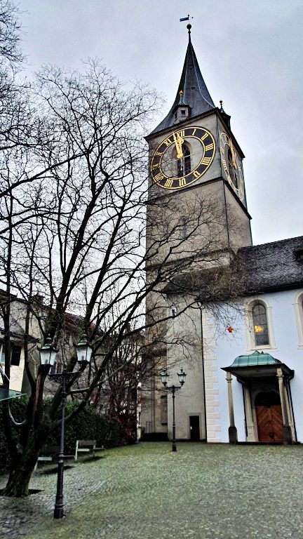 O que fazer em Zurique: roteiro de 2 dias na maior cidade da Suíça 34 Kirche St. Peter: Igreja mais antiga da cidade | O que fazer em Zurique