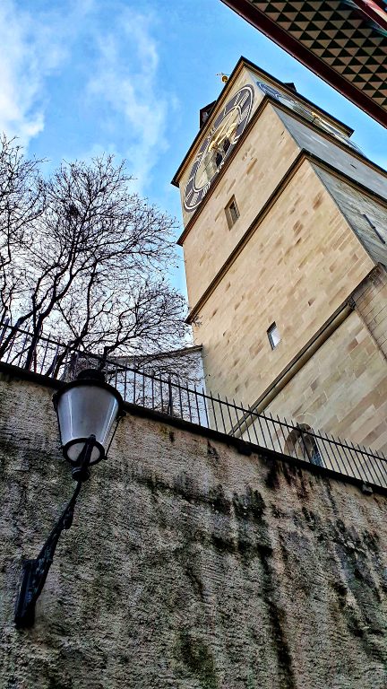 O que fazer em Zurique: roteiro de 2 dias na maior cidade da Suíça 33 Kirche St. Peter: Igreja mais antiga da cidade | O que fazer em Zurique