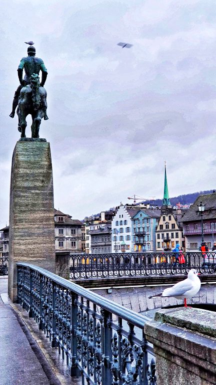 O que fazer em Zurique: roteiro de 2 dias na maior cidade da Suíça 22 Estátua de Hans Waldmann na Münsterbrücke | O que fazer em Zurique
