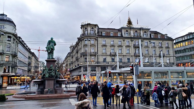 O que fazer em Zurique: roteiro de 2 dias na maior cidade da Suíça 4 Zürich Hauptbahnhof e arredores | O que fazer em Zurique