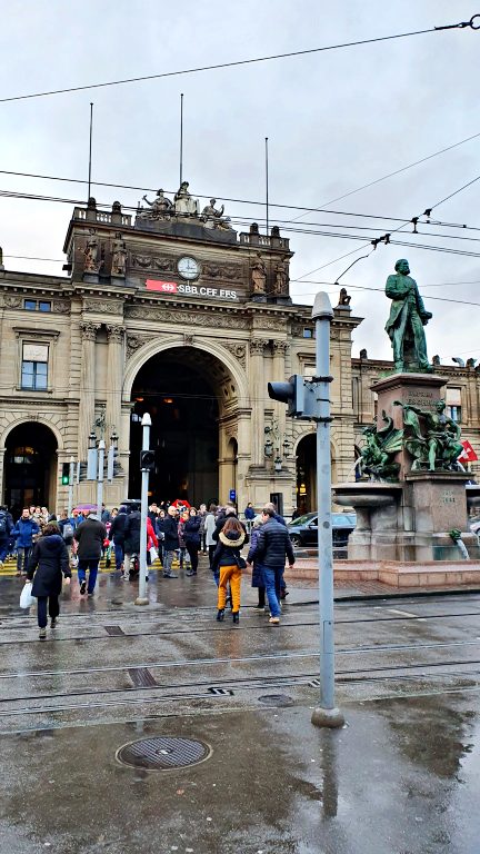 O que fazer em Zurique: roteiro de 2 dias na maior cidade da Suíça 2 Fachada da Zürich Hauptbahnhof | O que fazer em Zurique