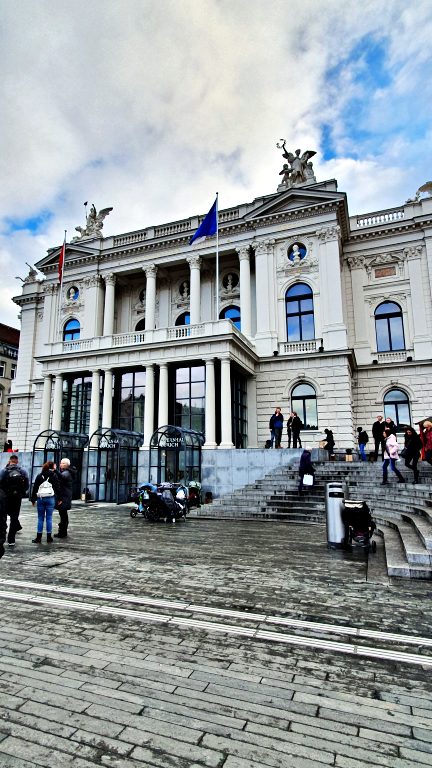 O que fazer em Zurique: roteiro de 2 dias na maior cidade da Suíça 48 Praça Sechseläutenplatz e a Opernhaus Zürich | O que fazer em Zurique