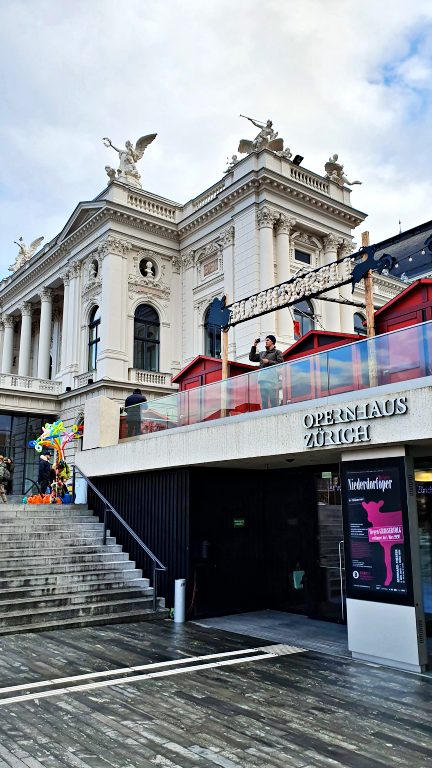 O que fazer em Zurique: roteiro de 2 dias na maior cidade da Suíça 47 Praça Sechseläutenplatz e a Opernhaus Zürich | O que fazer em Zurique