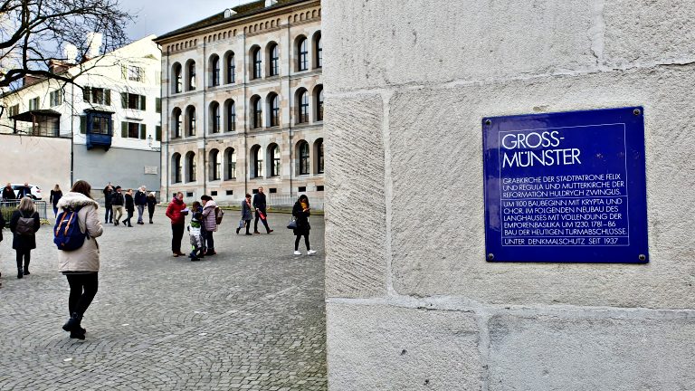 O que fazer em Zurique: roteiro de 2 dias na maior cidade da Suíça 32 Grossmünster: a Grande Catedral | O que fazer em Zurique