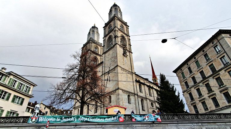O que fazer em Zurique: roteiro de 2 dias na maior cidade da Suíça 28 Chegada na Grossmünster: a Grande Catedral | O que fazer em Zurique