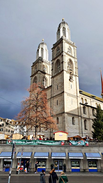 O que fazer em Zurique: roteiro de 2 dias na maior cidade da Suíça 31 Grossmünster: a Grande Catedral | O que fazer em Zurique