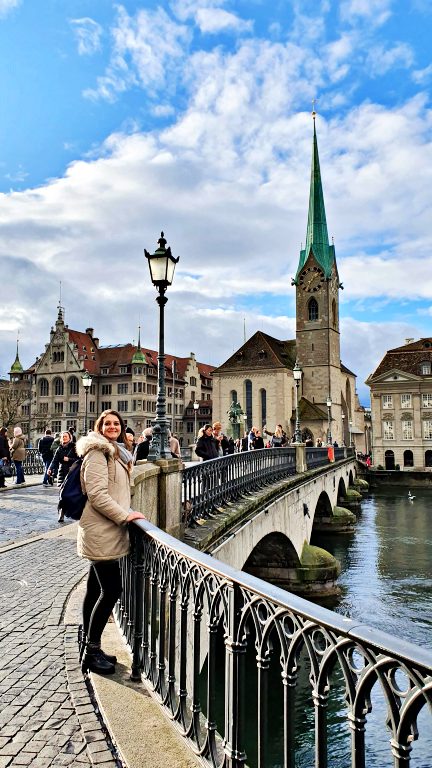 O que fazer em Zurique: roteiro de 2 dias na maior cidade da Suíça 18 Münsterbrücke: ponte sobre o rio Limmat | O que fazer em Zurique