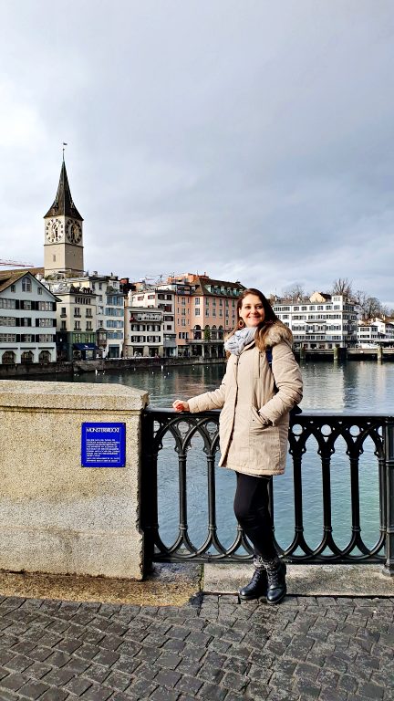 O que fazer em Zurique: roteiro de 2 dias na maior cidade da Suíça 20 Münsterbrücke: ponte sobre o rio Limmat | O que fazer em Zurique