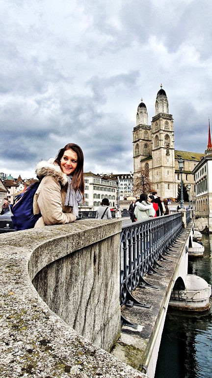 O que fazer em Zurique: roteiro de 2 dias na maior cidade da Suíça 23 Estátua de Hans Waldmann na Münsterbrücke | O que fazer em Zurique