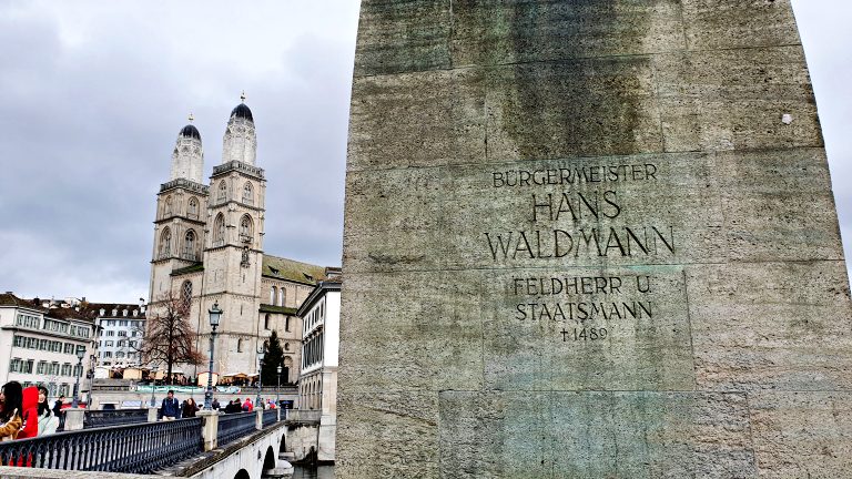 O que fazer em Zurique: roteiro de 2 dias na maior cidade da Suíça 24 Estátua de Hans Waldmann na Münsterbrücke | O que fazer em Zurique