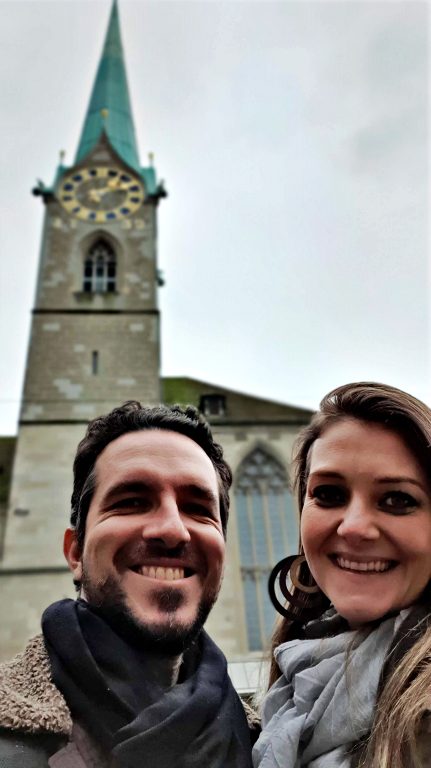 O que fazer em Zurique: roteiro de 2 dias na maior cidade da Suíça 12 Münsterhof e a Fraumünster | O que fazer em Zurique