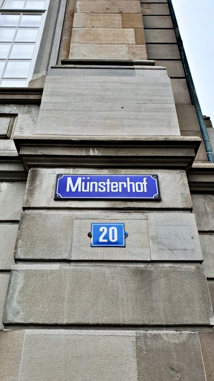 O que fazer em Zurique: roteiro de 2 dias na maior cidade da Suíça 13 Münsterhof e a Fraumünster | O que fazer em Zurique