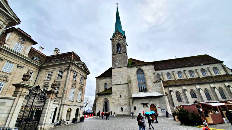 O que fazer em Zurique: roteiro de 2 dias na maior cidade da Suíça 15 Münsterhof e a Fraumünster | O que fazer em Zurique