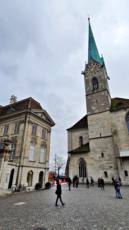 O que fazer em Zurique: roteiro de 2 dias na maior cidade da Suíça 14 Münsterhof e a Fraumünster | O que fazer em Zurique