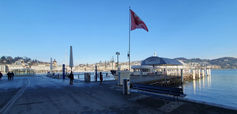 Cais ou pier de Lucerna, em frente ao KKL