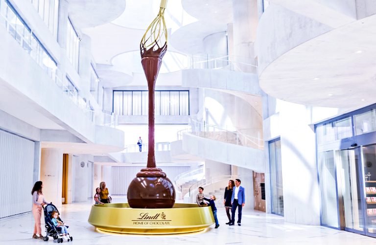 O que fazer em Zurique: roteiro de 2 dias na maior cidade da Suíça 81 Lindt Home of Chocolate: o maior Museu do Chocolate do mundo | O que fazer em Zurique (créditos: lindt-home-of-chocolate.com)