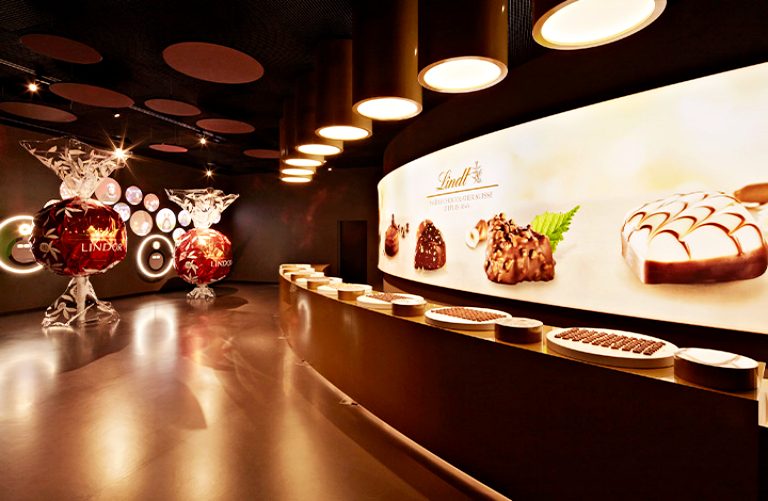 O que fazer em Zurique: roteiro de 2 dias na maior cidade da Suíça 80 Lindt Home of Chocolate: o maior Museu do Chocolate do mundo | O que fazer em Zurique (créditos: lindt-home-of-chocolate.com)