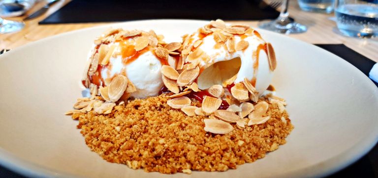 Cheesecake crocante de goiabada - Crocante de biscoito, gelato de goiabada com queijo e amêndoas tostadas