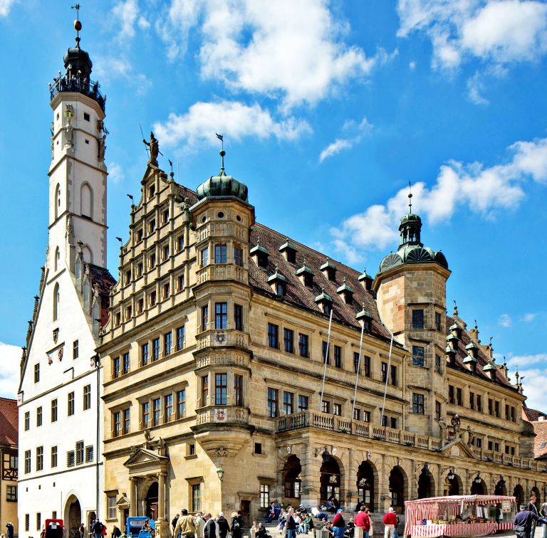 Rathausturm: a torre branca à esquerda da foto | O que fazer em Rothenburg ob der Tauber