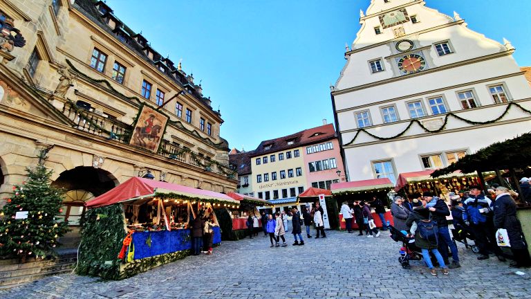 O que fazer em Rothenburg ob der Tauber: roteiro de 1 dia durante os Mercados de Natal da Alemanha 11 Visão geral da Marktplatz: Rathaus (Prefeitura) e Ratstrinkstube (centro de informações turísticas) | O que fazer em Rothenburg