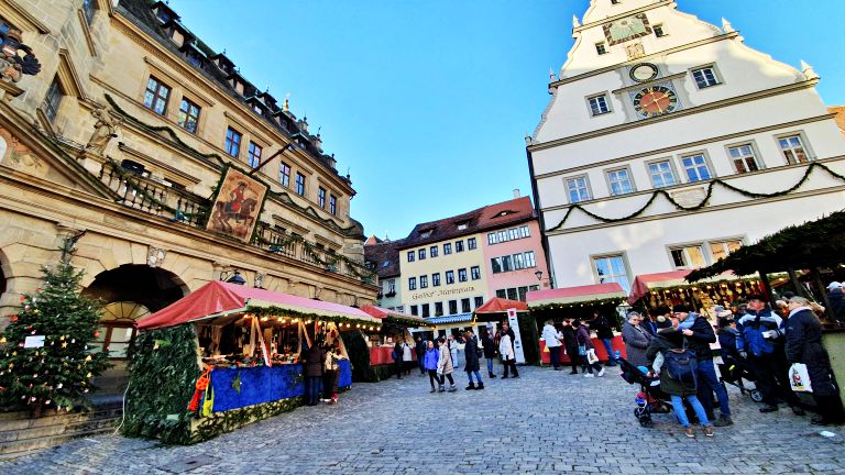 Visão geral da Marktplatz: Rathaus (Prefeitura) e Ratstrinkstube (centro de informações turísticas) | O que fazer em Rothenburg