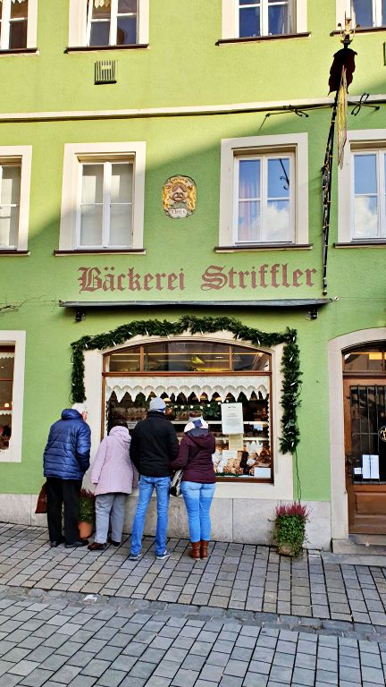  Bäckerei Striffler e o doce típico da cidade: Schneebällen | O que fazer em Rothenburg