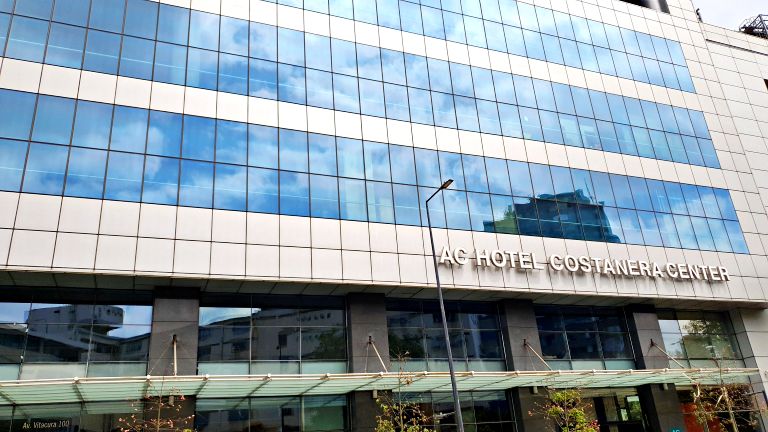 Fachada principal do AC Hotel | Onde ficar em Santiago