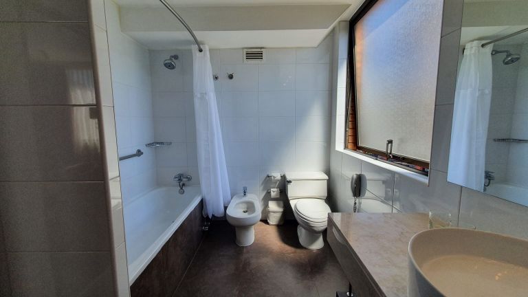 Banheiro e kit de amenities do Hotel Director Vitacura